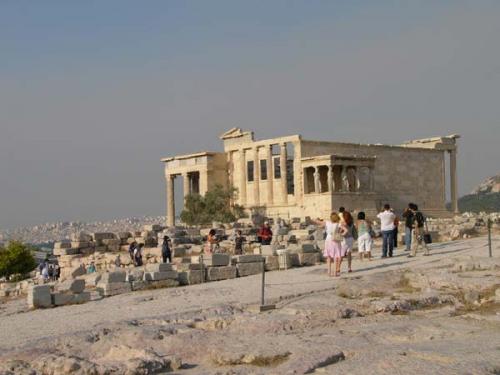 Athen - Figuren an einem Tempel der Akropolis