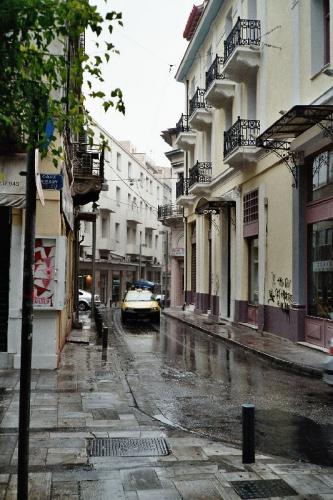 Athen im Regen, Odos Aioulou