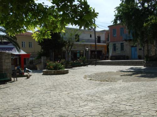 An der Plateia, welche direkt vor der Kirche des Agios Dimitrios beginnt...