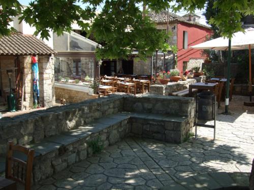 Steinbänke im Schatten von Platanen.