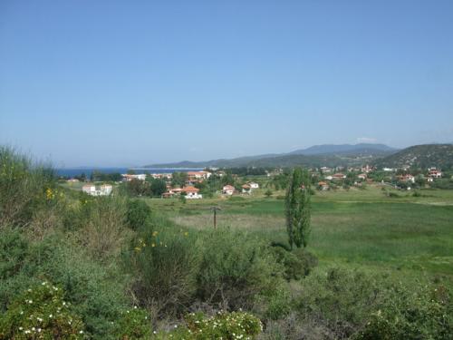 Blick von der Durchfahrtsstraße von Sithonia auf Toroni.