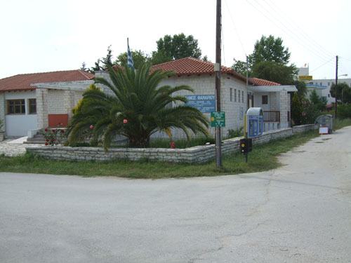 Das Gemeindeamt an der Einfahrt von Ammoudia