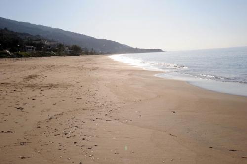 Der Sandstrand: Blick nach links in Richtung Vrachos (aufgenommen im November)