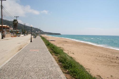 Die Strandpromenade von Loutsa (Richtung Vrachos, aufgenommen im November)