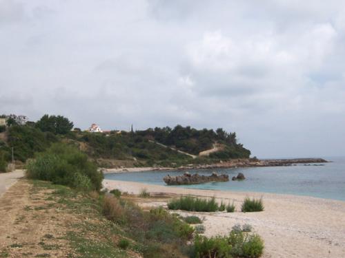 Der Limionia Strand vor dem Ortsbeginn von Lygia: Blick nach links