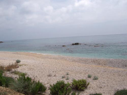 Der Limionia Strand vor dem Ortsbeginn von Lygia: Blick geradeaus