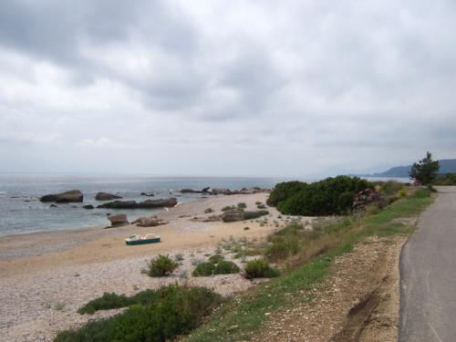 Der Limionia Strand vor dem Ortsbeginn von Lygia: Blick nach rechts