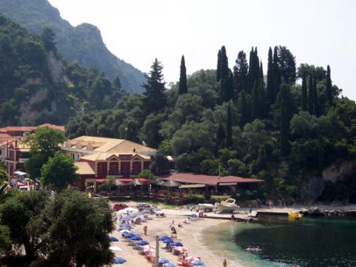 Die linke Seite des Valtos Beach. Auf dem Hügel liegt die Burg von Parga.