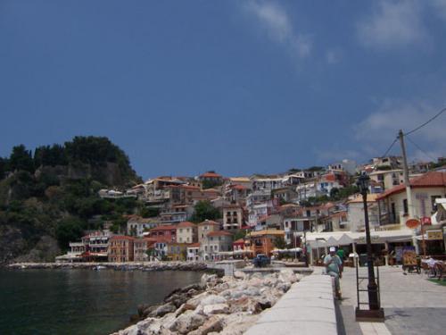 Die Hafenpromenade von Parga