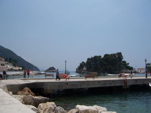 Die Hafenpromenade von Parga