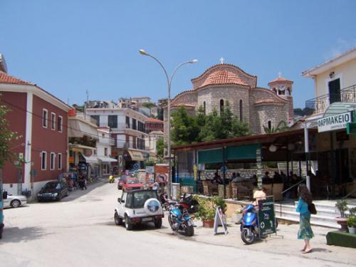 Einfahrt zum Zentrum von Parga, links zum Strand, rechts kleine Gassen und geradeaus weitere Gassen hinter der Kirche