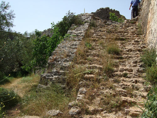 Treppe hinauf auf das Wehr