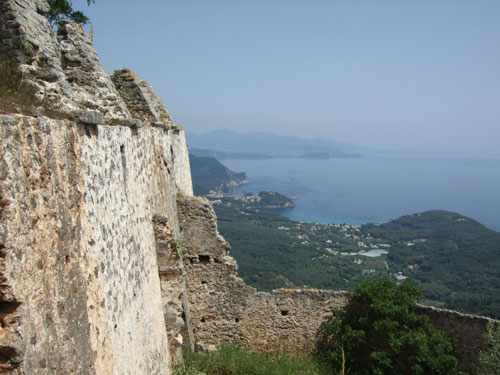 Blick an der Burg vorbei, hinunter auf Parga