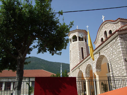 Die zentrale Kirche der Stadt mit angegliederter Schule