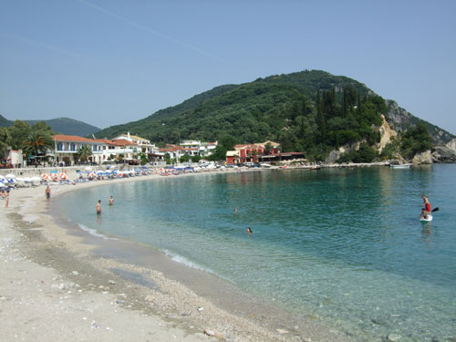 Der zentrale Strand von Parga liegt in einer südlich an den Hafen anschließenden Bucht