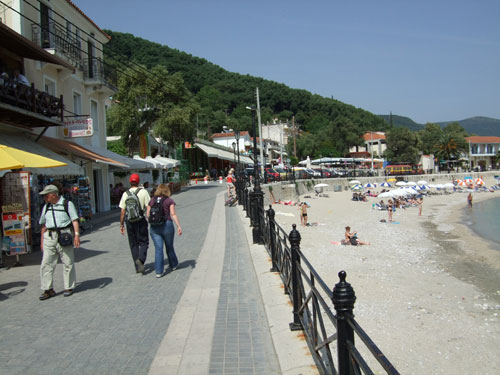 Die Promenade entlang des Stadtstrandes