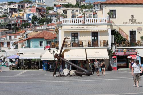 Die Plateia des Hafens von Parga