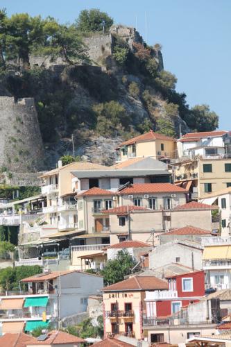 Unter der Burg hängen die Häuser der Altstadt von Parga am Berg wie ein Schwalbennest