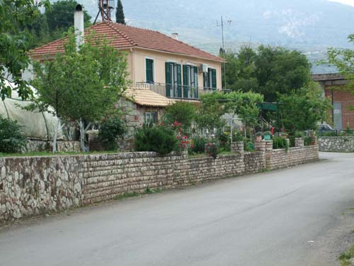 Blick entlang der Dorfstraße von Thirio