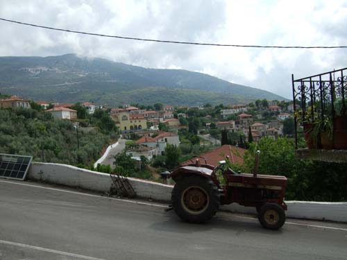 Blick über das Bergdorf Thirio im Südosten des Epirus