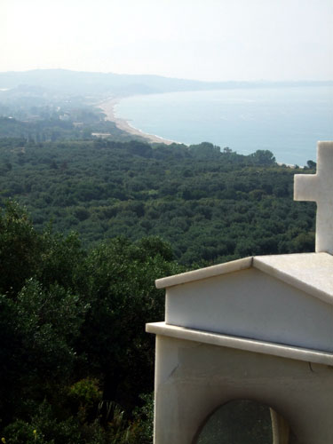 Blick irgendwo beim Bergdorf Mazu auf's ionische Meer