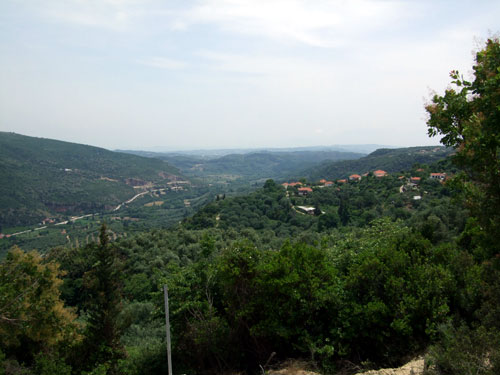 Landschaft des Epirus - Im Hintergrund ist die Schnellstraße Ioannina - Preveza zu sehen