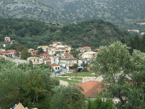 Blick von oben auf diesen kleinen, beschaulichen Küstenort des Epirus