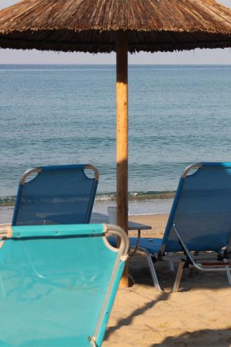 Sonnenschirme am Strand von Loutsa auf dem Epirus