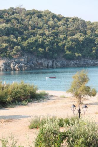 Ein Teil des Strandes von Karavostasi