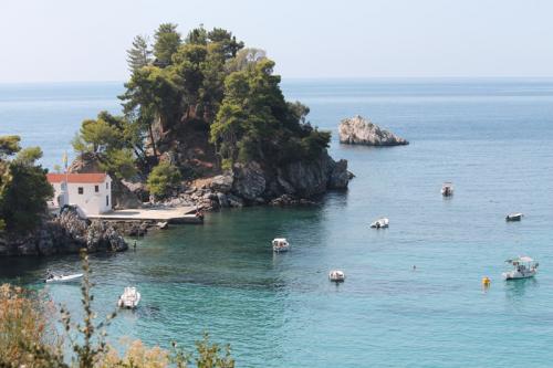 Kleine Kirche in der Hafenbucht von Parga