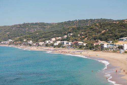 Blick auf die Bucht von Vrachos und Loutsa