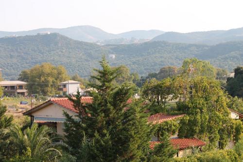 Blick in das Hinterland vom Coralli in Karavostasi.