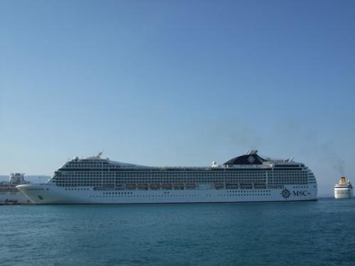 Kreuzfahrtschiff der MSC im Hafen von Korfu-Stadt