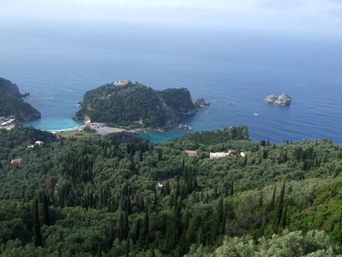 Das berühmte Kloster oberhalb des kleineN Strandes von Paleokastritsa