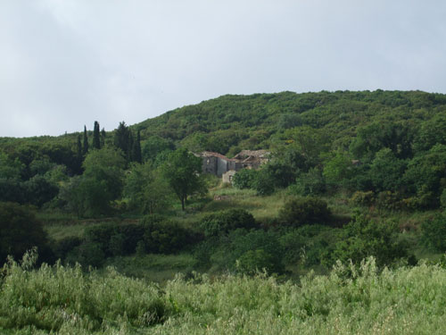 Kleines verlassenes Dorf am Pantokrator