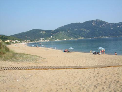 Der Strand von Agios Georgios Pagi mit Beachvolleyballfeld