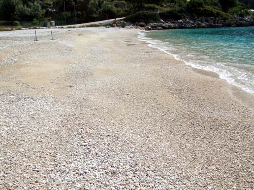 Der weiße Kieselstrand Rouda in Mikros Gialos