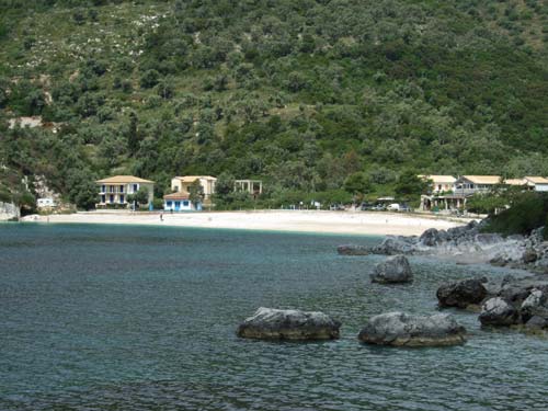 Blick vom Rand des Hafens von Mikros Gialos auf den Rouda Strand