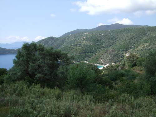 Blick von der Straße zwischen Poros und Mikros Gialos auf die Rouda Bucht