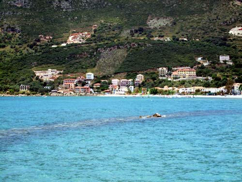 Blick vom Hafen aus auf den südlichen Teil der Bucht von Vasiliki