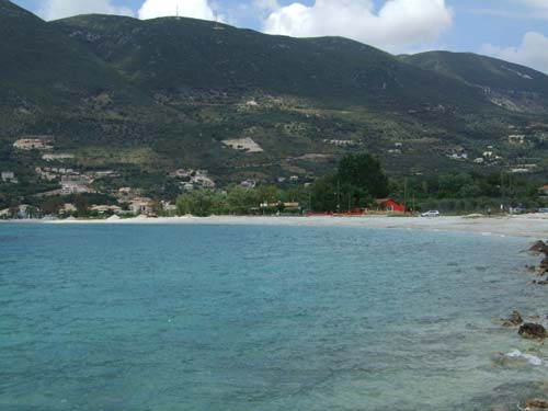 Blick vom Hafen aus auf den südlichen Teil der Bucht von Vasiliki