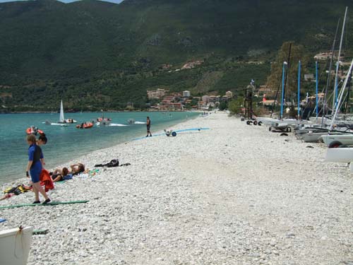 Der Kiesstrand von Vasiliki