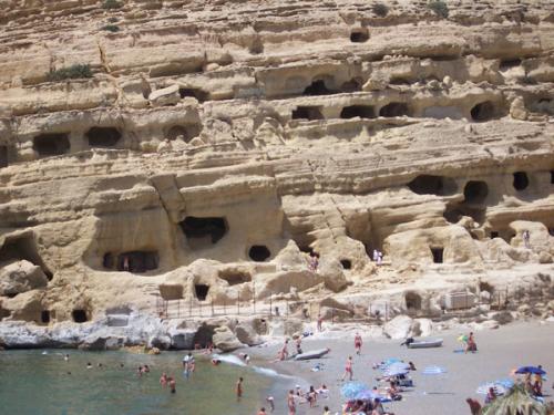 Die direkt an den Strand angrenzenden Sandsteinfelsen mit den berühmten Höhlen.