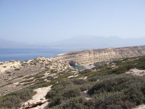 Ansicht vom Weg zum Red Beach auf das geschützt liegende Matala.