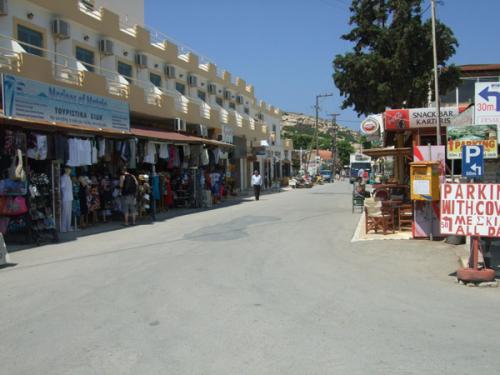 Blick auf das an dem Olivenbaum beginnende Zentrum von Matala.