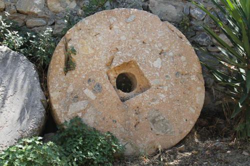 Ein alter Mühlenstein - Ebenfalls entdeckt in einer der verwinkelten Gassen.