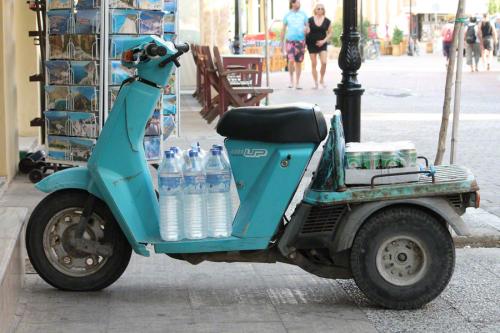 Schwerlasttransporter eines der Minimärkte des Dorfes.