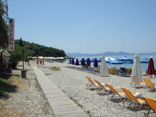 Liegestühle am Strand von Afissos.