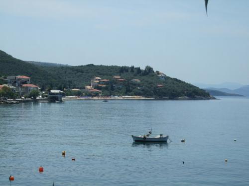 Blick auf den westlichen Teil (mit der Badebucht) von Afissos.