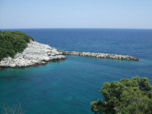 Eingang der Bucht von Damouchari, dem einzigen natürlichen Hafen des östlichen Pilion.